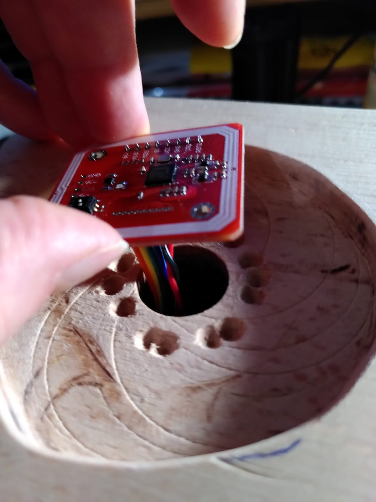 Image shows the nfc-reader module that is placed on top of the wooden box